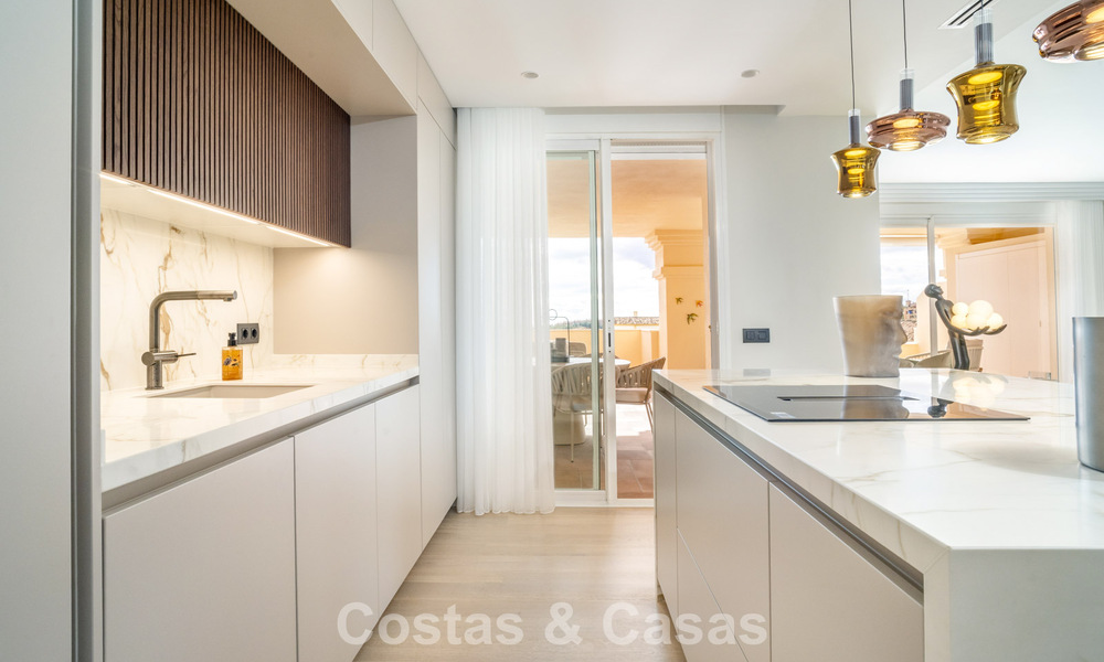 Ruim, gemoderniseerd 4-slaapkamerappartement met zeezicht te koop in Nueva Andalucia, Marbella 798259