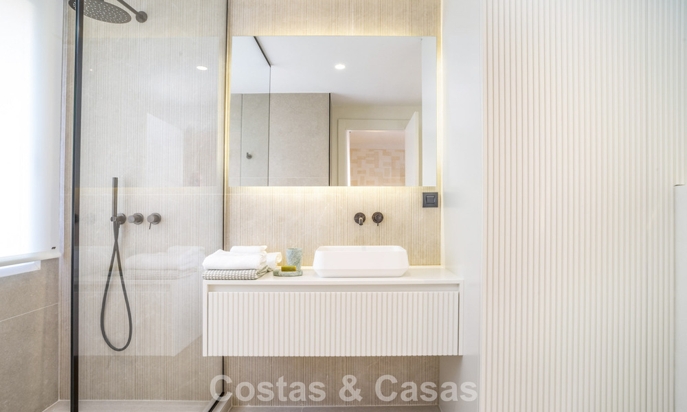 Ruim, gemoderniseerd 4-slaapkamerappartement met zeezicht te koop in Nueva Andalucia, Marbella 798262
