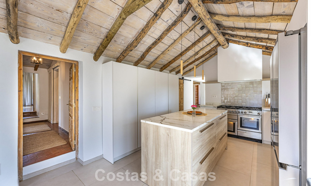 Charmante, rustieke villa met modern comfort te koop in Guadalmina Alta, Marbella 798268