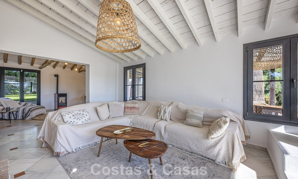 Charmante, rustieke villa met modern comfort te koop in Guadalmina Alta, Marbella 798270