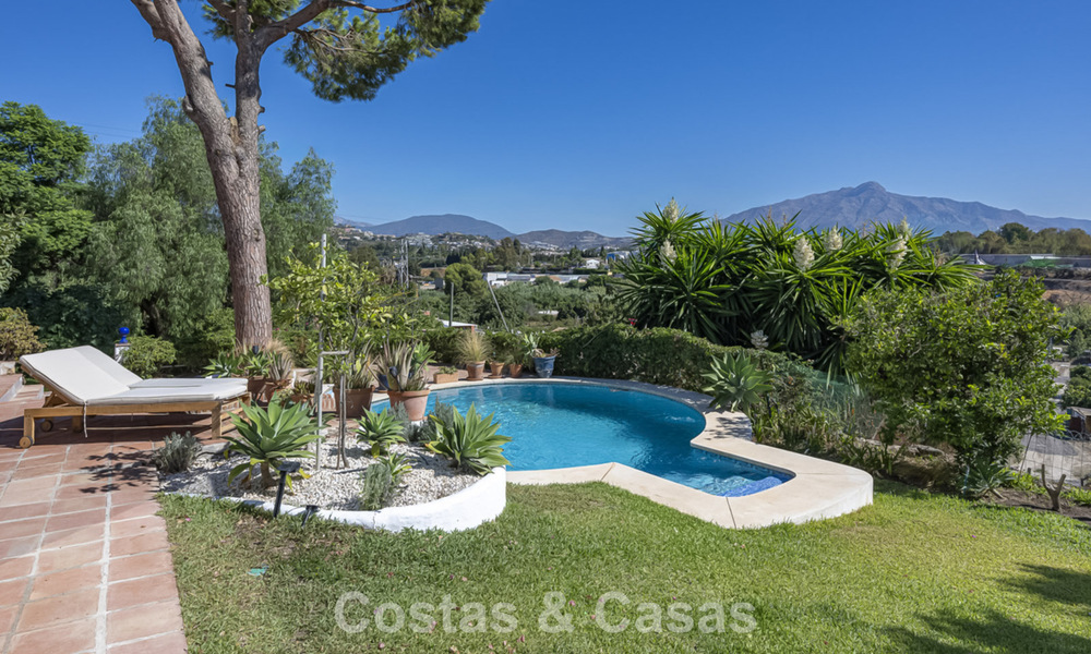 Charmante, rustieke villa met modern comfort te koop in Guadalmina Alta, Marbella 798272