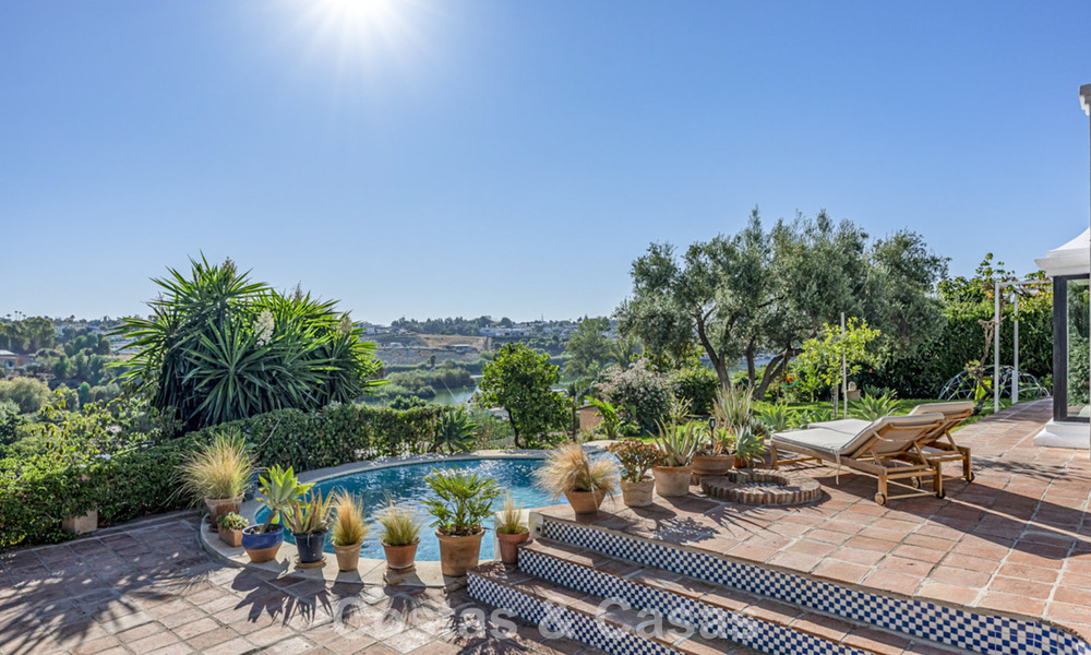 Charmante, rustieke villa met modern comfort te koop in Guadalmina Alta, Marbella 798282