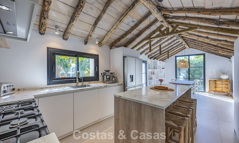 Charmante, rustieke villa met modern comfort te koop in Guadalmina Alta, Marbella 798286