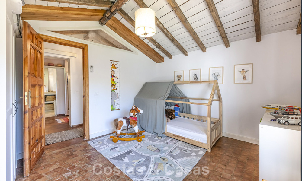 Charmante, rustieke villa met modern comfort te koop in Guadalmina Alta, Marbella 798296