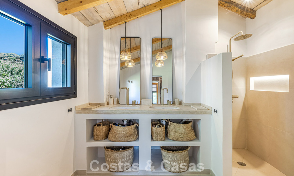 Charmante, rustieke villa met modern comfort te koop in Guadalmina Alta, Marbella 798303