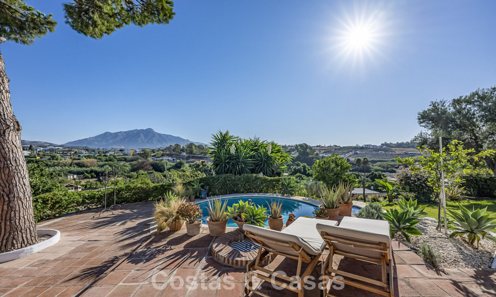 Charmante, rustieke villa met modern comfort te koop in Guadalmina Alta, Marbella 798306