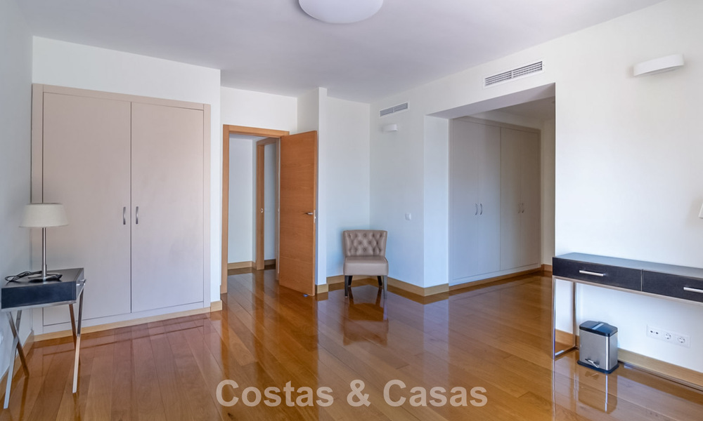 Elegant penthouse met uitgestrekt terras te koop nabij Guadalmina Baja, Marbella - Estepona 798313