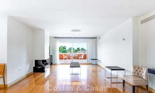 Elegant penthouse met uitgestrekt terras te koop nabij Guadalmina Baja, Marbella - Estepona 798316 