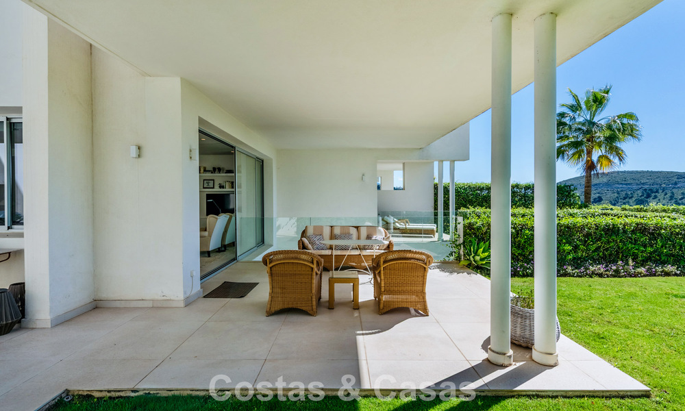 Luxe duplex appartement met grote tuin en zeezicht te koop in Marbella - Benahavis 798324