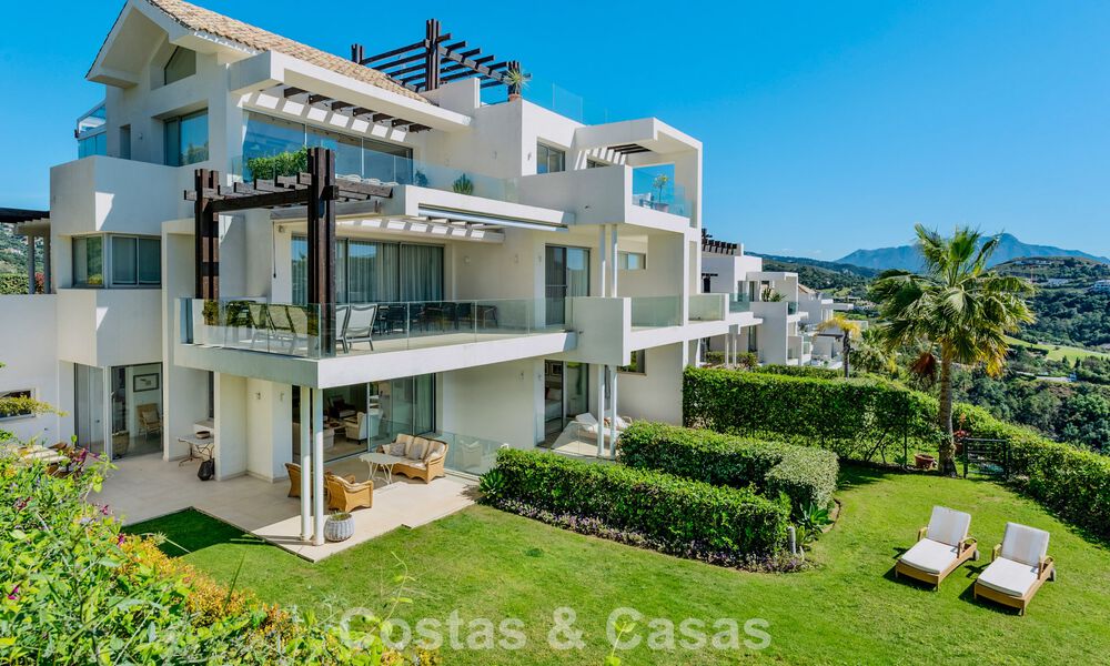 Luxe duplex appartement met grote tuin en zeezicht te koop in Marbella - Benahavis 798325