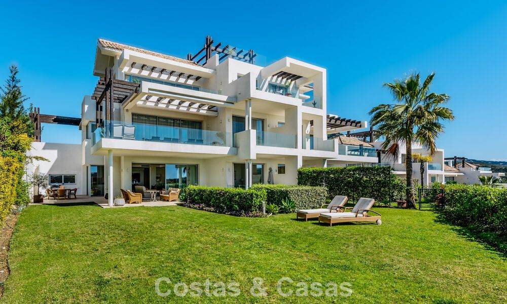 Luxe duplex appartement met grote tuin en zeezicht te koop in Marbella - Benahavis 798328