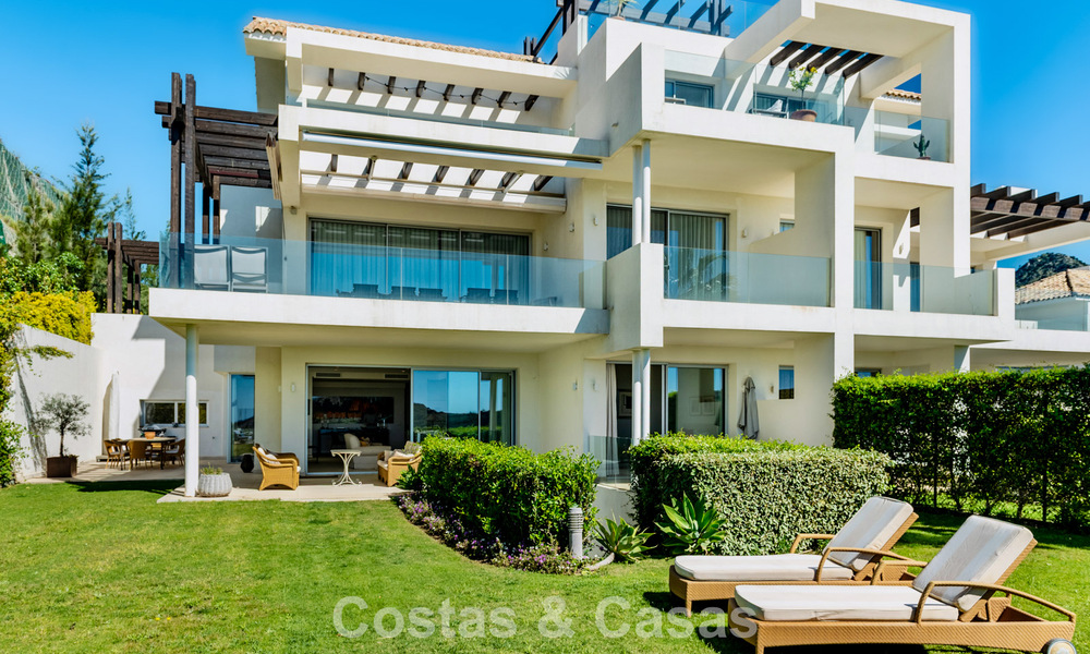 Luxe duplex appartement met grote tuin en zeezicht te koop in Marbella - Benahavis 798334