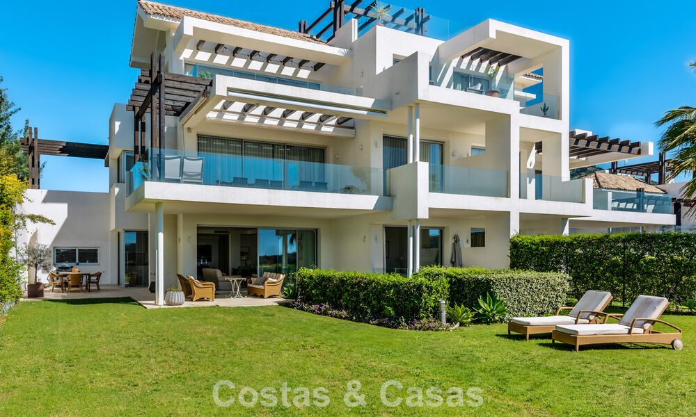 Luxe duplex appartement met grote tuin en zeezicht te koop in Marbella - Benahavis 798336