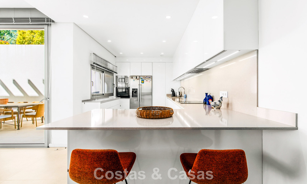 Luxe duplex appartement met grote tuin en zeezicht te koop in Marbella - Benahavis 798337
