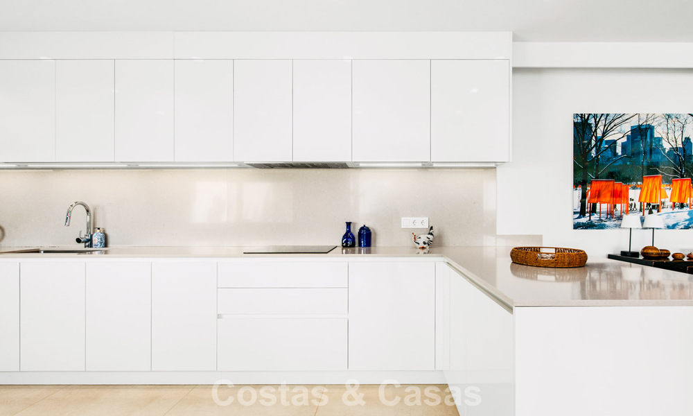 Luxe duplex appartement met grote tuin en zeezicht te koop in Marbella - Benahavis 798346