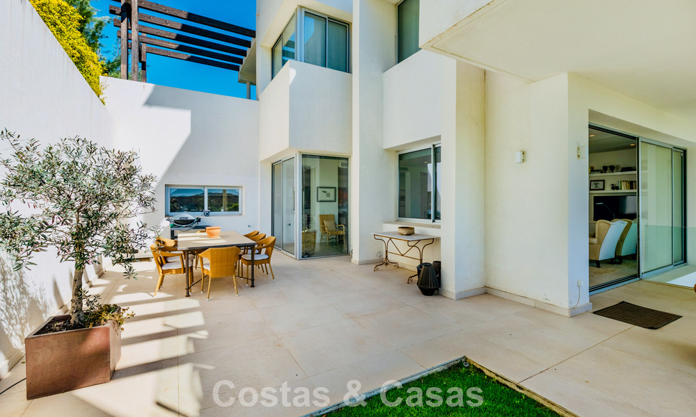 Luxe duplex appartement met grote tuin en zeezicht te koop in Marbella - Benahavis 798360