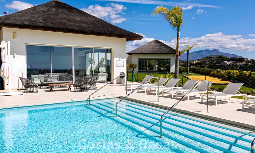 Luxe duplex appartement met grote tuin en zeezicht te koop in Marbella - Benahavis 798372
