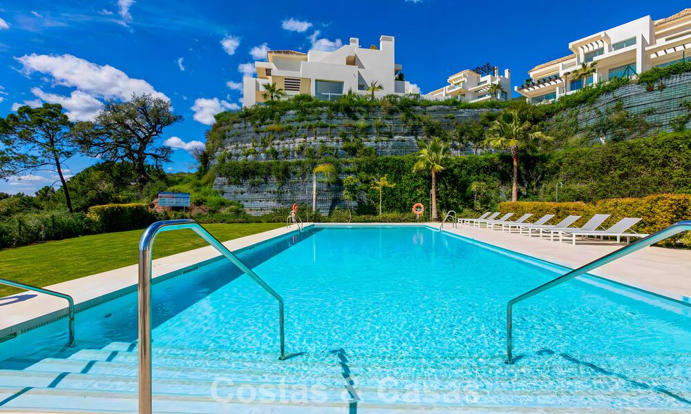 Luxe duplex appartement met grote tuin en zeezicht te koop in Marbella - Benahavis 798373