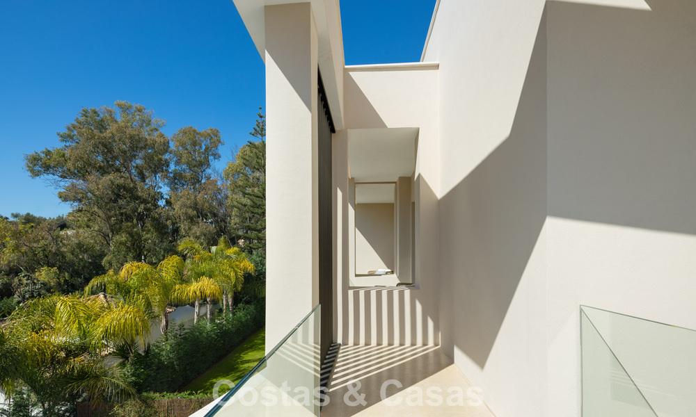 Geavanceerde designvilla te koop op een steenworp van de golfbaan, in het hart- van Nueva Andalucia, Marbella 798435
