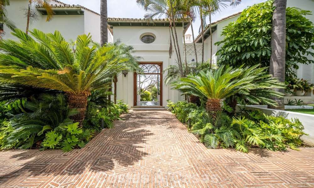 Statige luxevilla in een klassiek mediterrane bouwstijl en met prachtige siertuinen te koop in Sierra Blanca, Marbella 798477