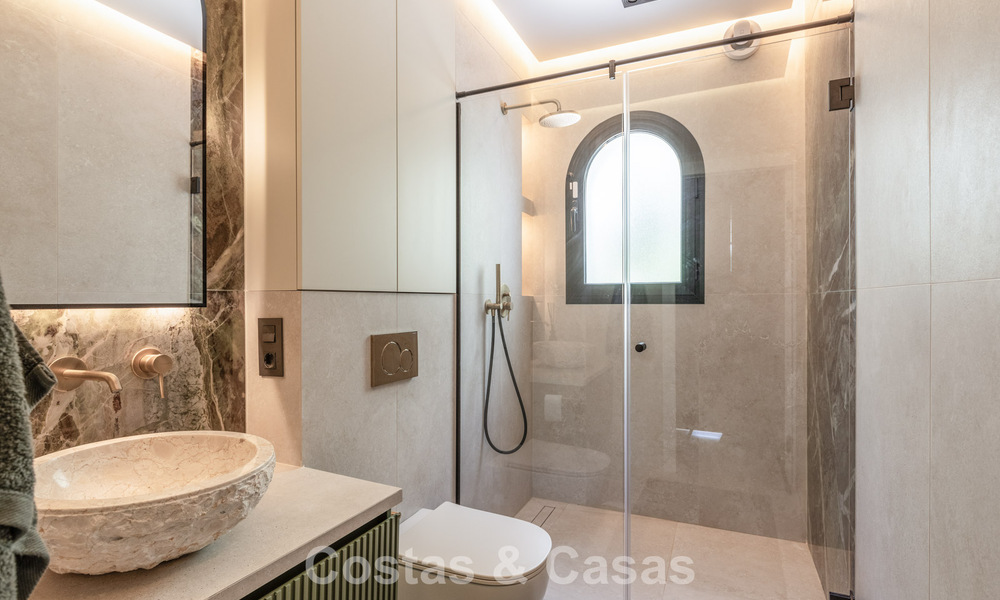 Prachtig gerenoveerde, modern-mediterrane villa met zeezicht te koop in Benahavis - Marbella 798560