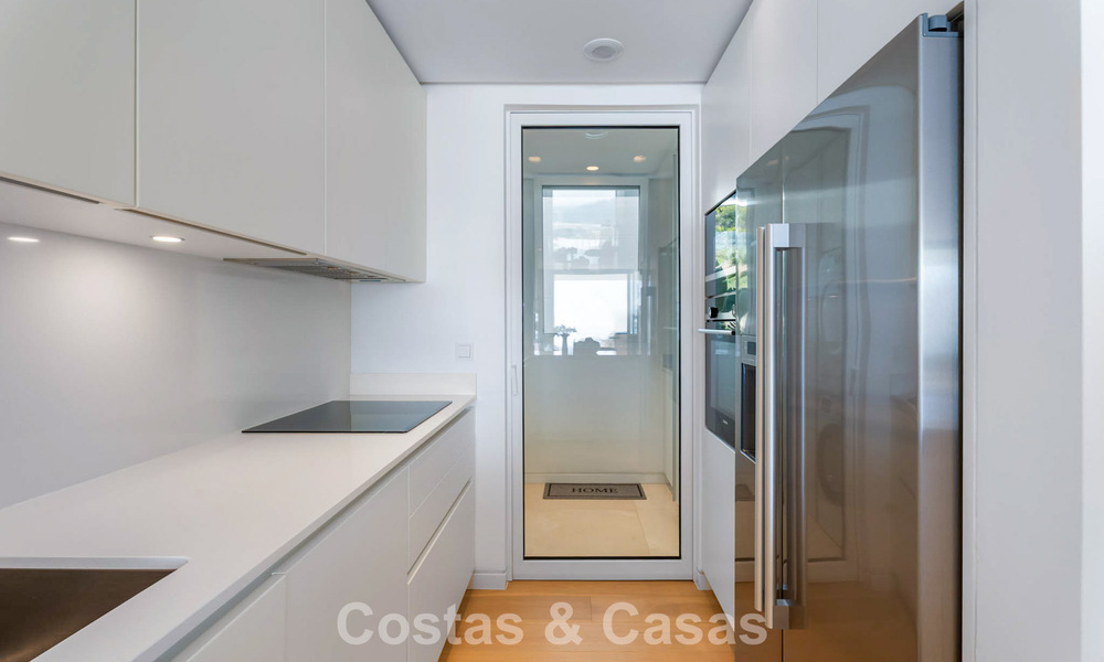 Modernistisch luxe appartement te koop met zeezicht in een boutique complex in de heuvels nabij Marbella stad 798597