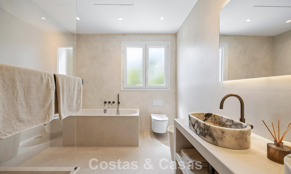 Instapklare, eigentijds-mediterrane nieuwe luxevilla te koop in een golfwijk van Marbella - Benahavis 798699