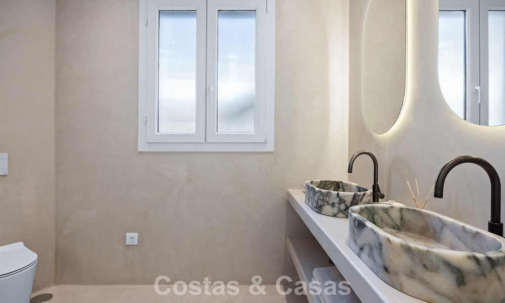 Instapklare, eigentijds-mediterrane nieuwe luxevilla te koop in een golfwijk van Marbella - Benahavis 798704