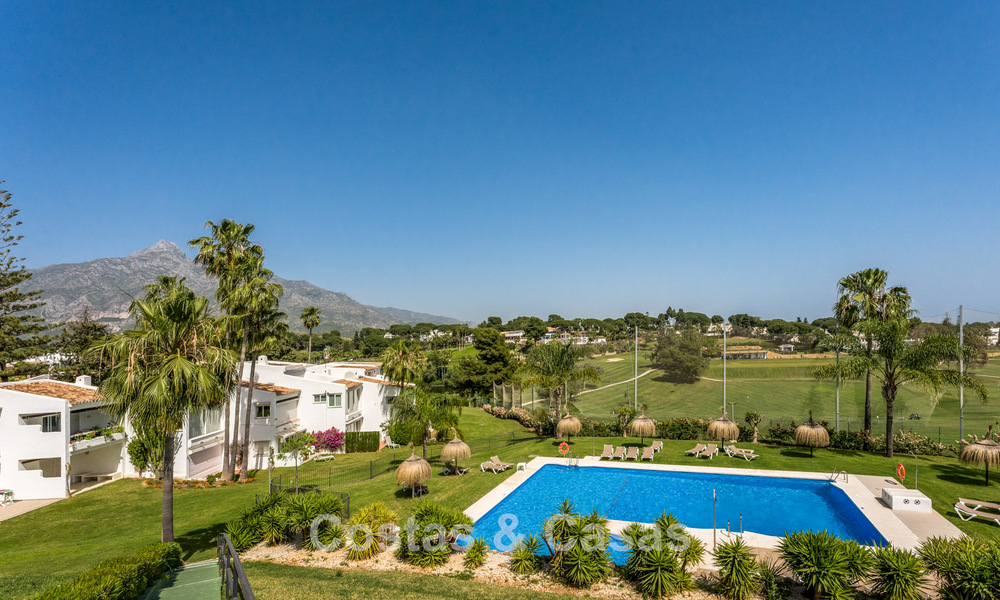 Stijlvol gemoderniseerd appartement te koop, eerstelijns Aloha Golf in Nueva Andalucia, Marbella 798764