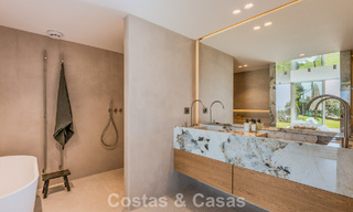 Stijlvol gemoderniseerd appartement te koop, eerstelijns Aloha Golf in Nueva Andalucia, Marbella 798771 
