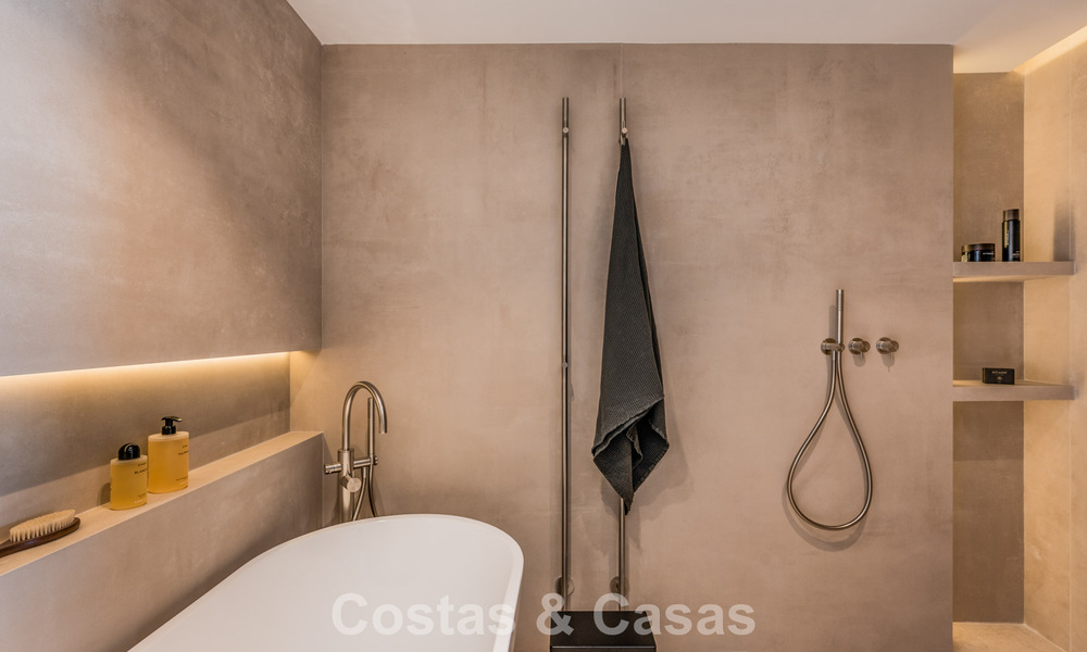 Stijlvol gemoderniseerd appartement te koop, eerstelijns Aloha Golf in Nueva Andalucia, Marbella 798772