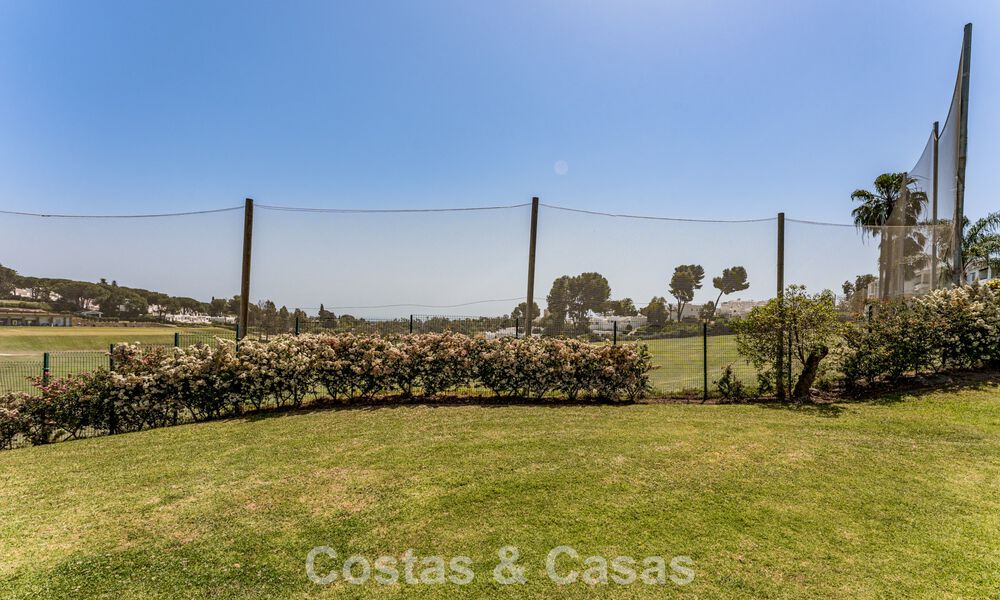 Stijlvol gemoderniseerd appartement te koop, eerstelijns Aloha Golf in Nueva Andalucia, Marbella 798776