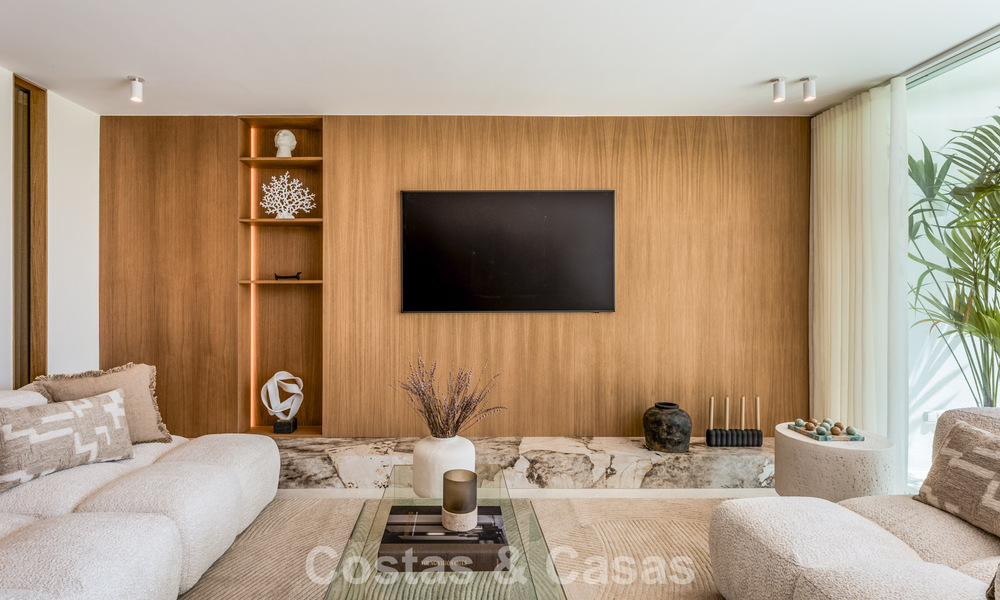 Stijlvol gemoderniseerd appartement te koop, eerstelijns Aloha Golf in Nueva Andalucia, Marbella 798782