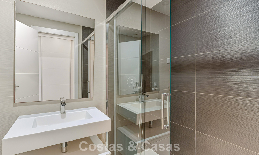 Modern tuinappartement te koop op loopafstand v/h strand o/d New Golden Mile tussen Marbella en Estepona 798811