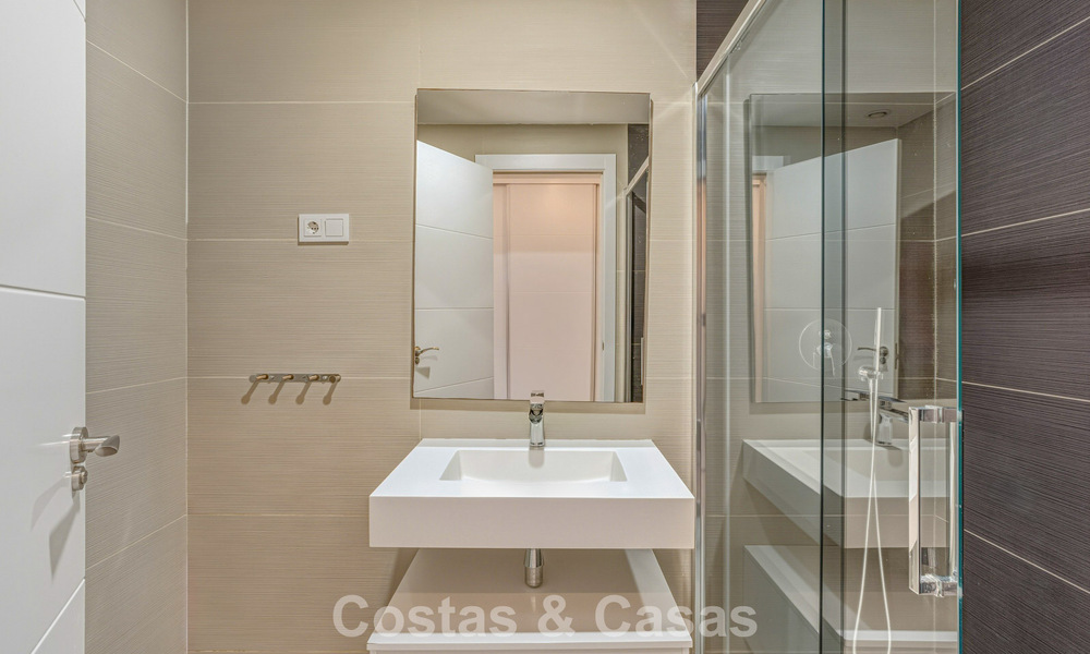 Modern tuinappartement te koop op loopafstand v/h strand o/d New Golden Mile tussen Marbella en Estepona 798812
