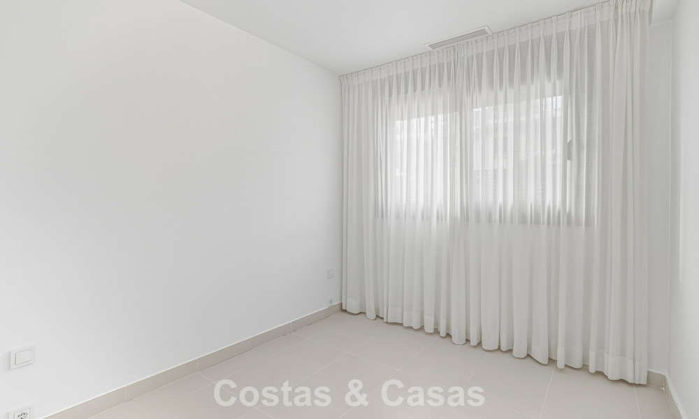 Modern tuinappartement te koop op loopafstand v/h strand o/d New Golden Mile tussen Marbella en Estepona 798816