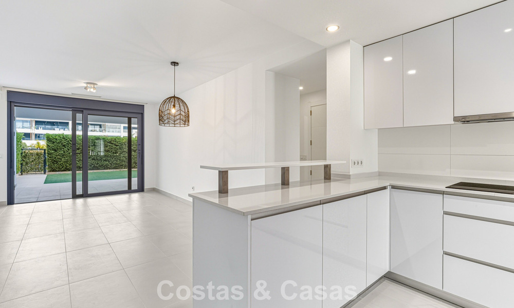 Modern tuinappartement te koop op loopafstand v/h strand o/d New Golden Mile tussen Marbella en Estepona 798821