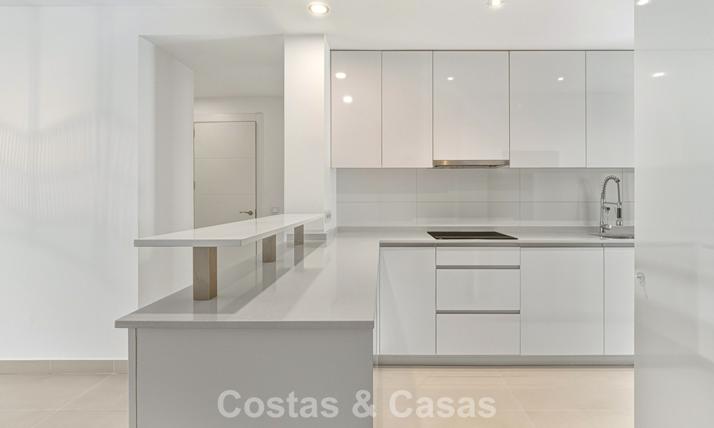 Modern tuinappartement te koop op loopafstand v/h strand o/d New Golden Mile tussen Marbella en Estepona 798822