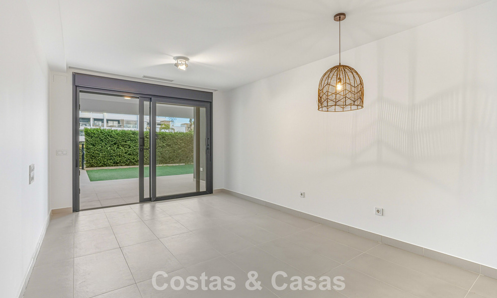 Modern tuinappartement te koop op loopafstand v/h strand o/d New Golden Mile tussen Marbella en Estepona 798824