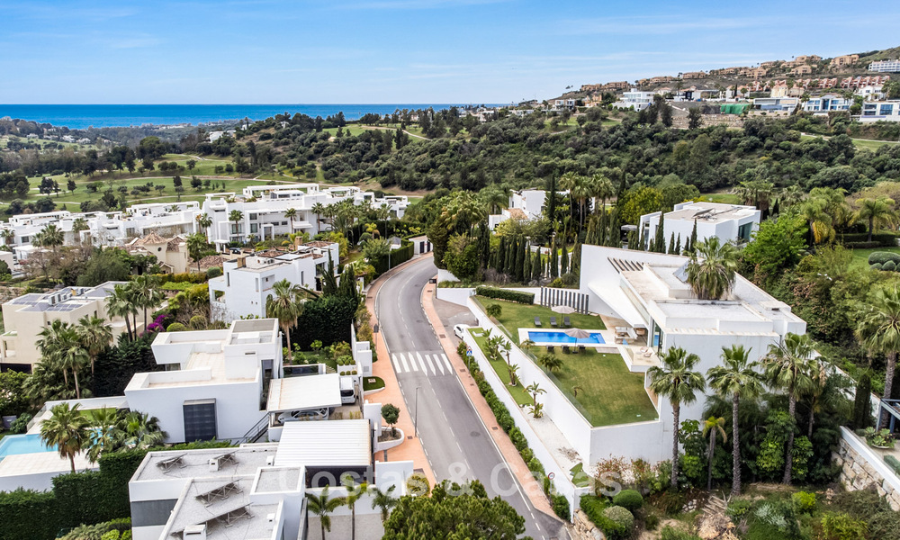Modern-hedendaagse villa met panoramisch zeezicht te koop in een begeerde golfwijk in Marbella - Benahavis 798840