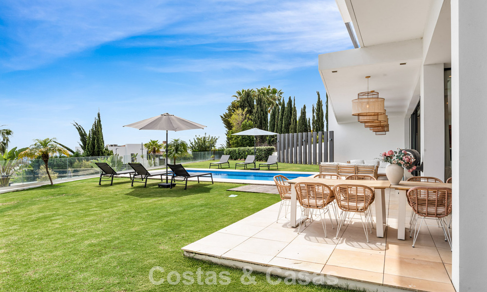 Modern-hedendaagse villa met panoramisch zeezicht te koop in een begeerde golfwijk in Marbella - Benahavis 798841