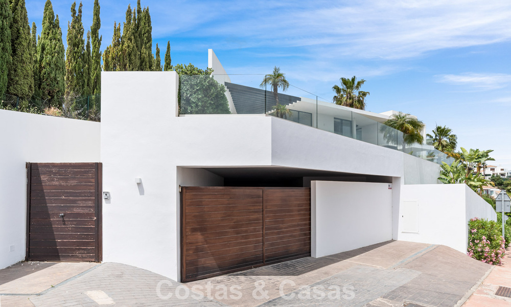 Modern-hedendaagse villa met panoramisch zeezicht te koop in een begeerde golfwijk in Marbella - Benahavis 798842