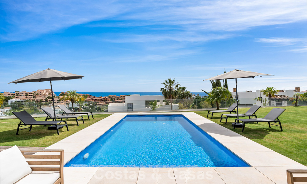 Modern-hedendaagse villa met panoramisch zeezicht te koop in een begeerde golfwijk in Marbella - Benahavis 798843