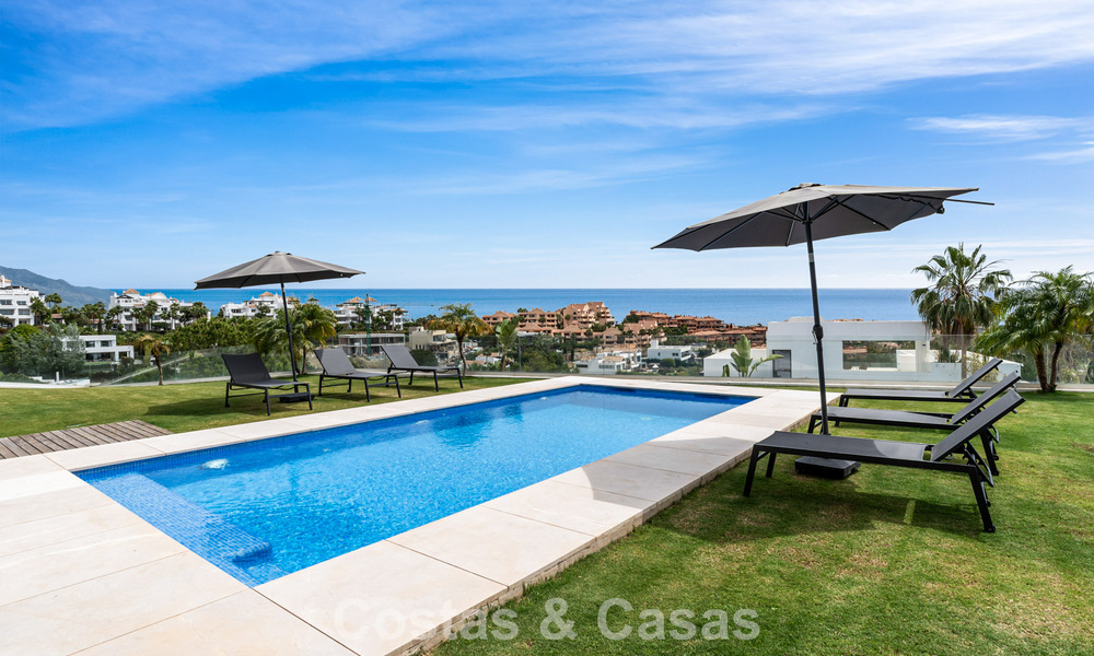 Modern-hedendaagse villa met panoramisch zeezicht te koop in een begeerde golfwijk in Marbella - Benahavis 798845