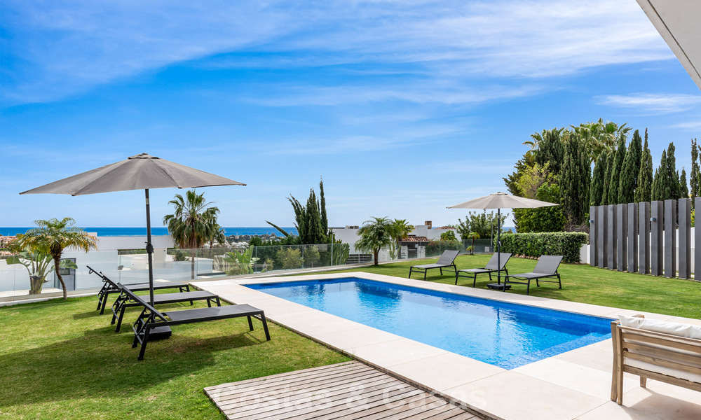 Modern-hedendaagse villa met panoramisch zeezicht te koop in een begeerde golfwijk in Marbella - Benahavis 798846