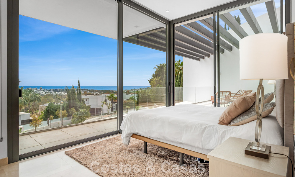 Modern-hedendaagse villa met panoramisch zeezicht te koop in een begeerde golfwijk in Marbella - Benahavis 798848