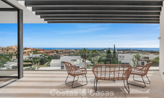 Modern-hedendaagse villa met panoramisch zeezicht te koop in een begeerde golfwijk in Marbella - Benahavis 798851 