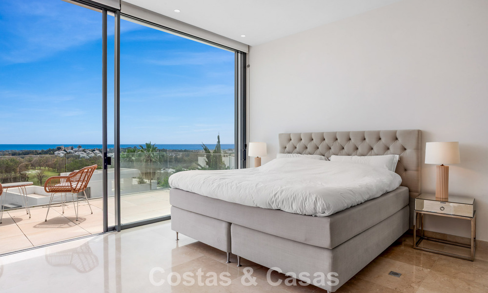 Modern-hedendaagse villa met panoramisch zeezicht te koop in een begeerde golfwijk in Marbella - Benahavis 798852