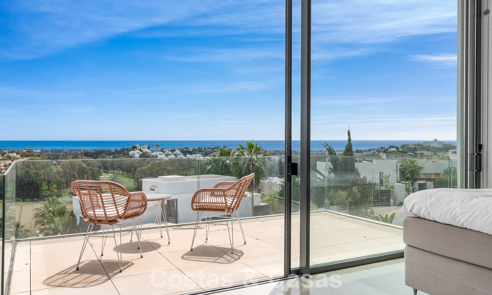 Modern-hedendaagse villa met panoramisch zeezicht te koop in een begeerde golfwijk in Marbella - Benahavis 798853