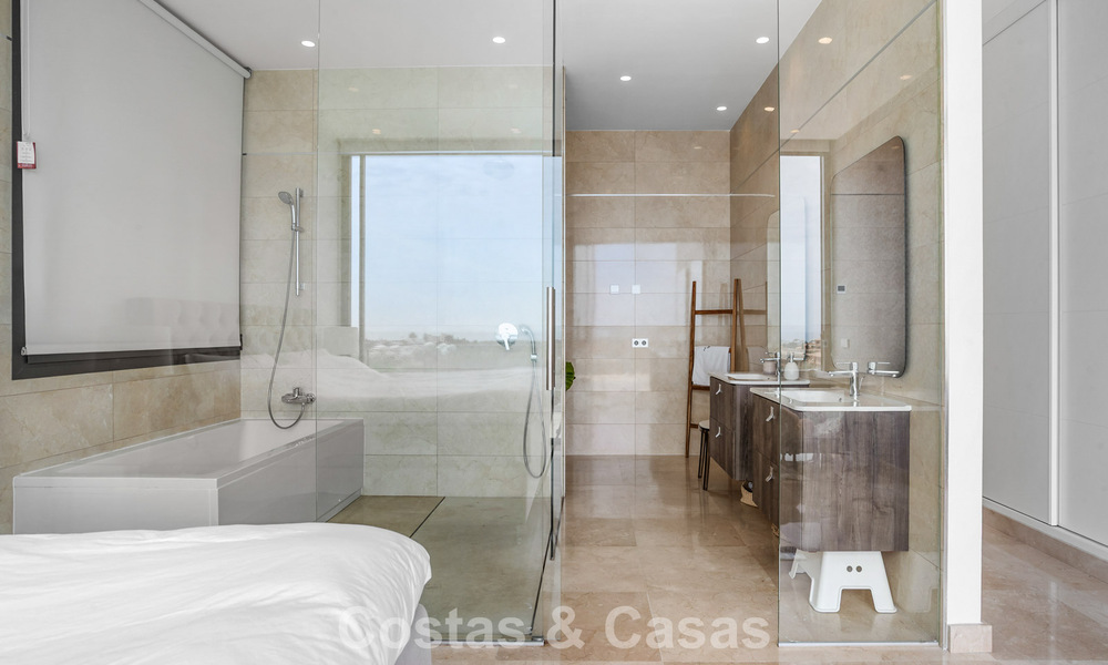 Modern-hedendaagse villa met panoramisch zeezicht te koop in een begeerde golfwijk in Marbella - Benahavis 798854